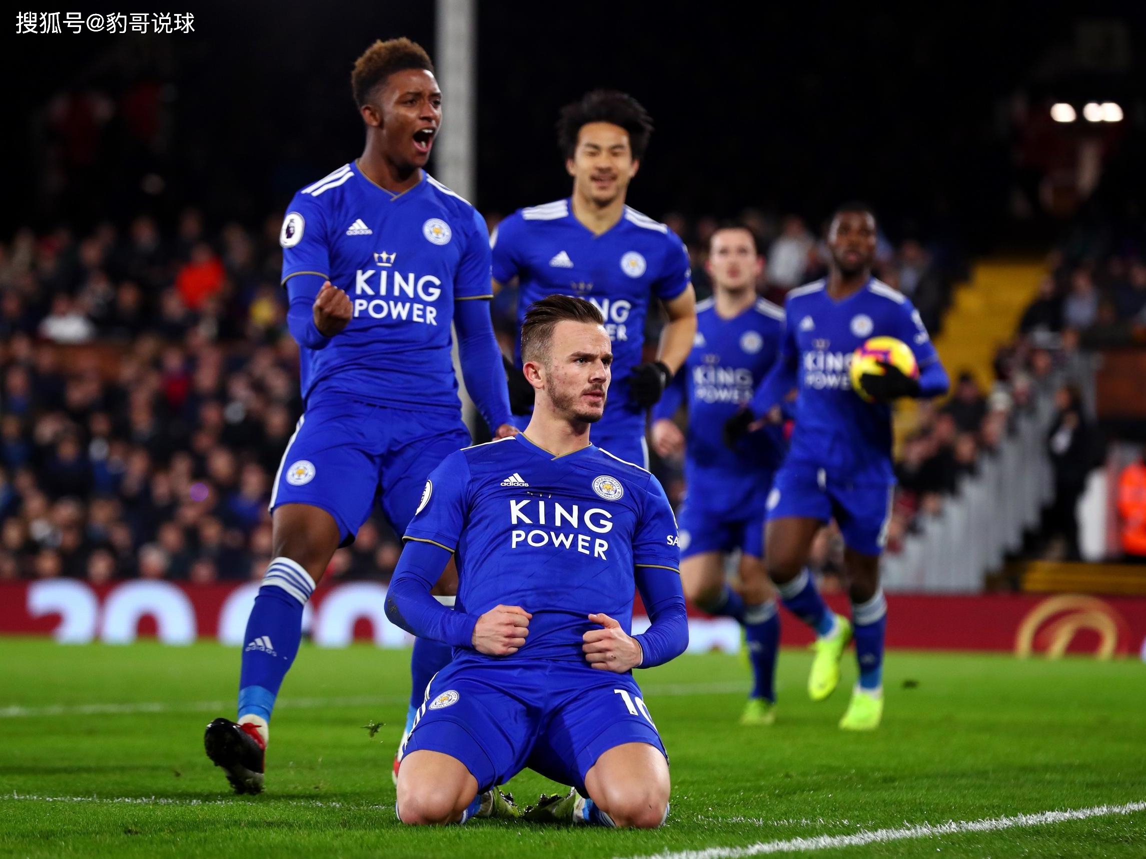 通过强调他 通过强调他